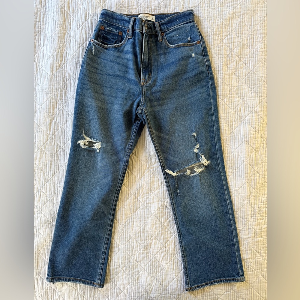✨NEW✨Abercrombie & Fitch Distressed Straight Leg Blue Jeans